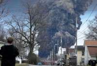 La explosión controlada provocó una nube de humo de sustancias tóxicas en Ohio.