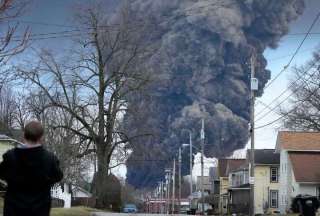 Tren cargado con qu&iacute;micos se descarril&oacute; y genera cat&aacute;strofe ambiental en Ohio