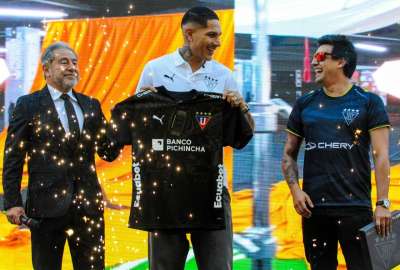 Liga de Quito present&oacute; a Paolo Guerrero y una nueva camiseta