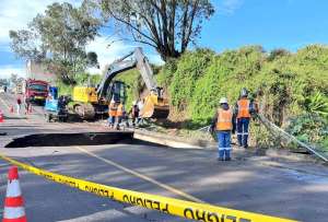 Este lunes, 29 de abril, el taponamiento de una alcantarilla ocasion&oacute; el colapso del sistema de drenaje en la v&iacute;a Gualo/ Llano Chico. 
