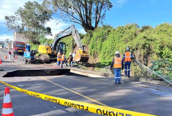 Este lunes, 29 de abril, el taponamiento de una alcantarilla ocasion&oacute; el colapso del sistema de drenaje en la v&iacute;a Gualo/ Llano Chico. 