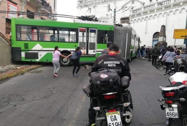 Trolebus sufri&oacute; un accidente en el Arco de Santo Domingo, en el Centro Hist&oacute;rico de Quito