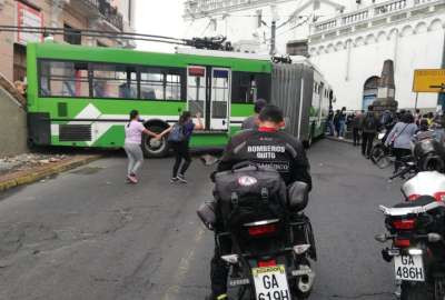 Trolebus sufri&oacute; un accidente en el Arco de Santo Domingo, en el Centro Hist&oacute;rico de Quito