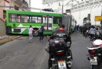 Trolebus sufri&oacute; un accidente en el Arco de Santo Domingo, en el Centro Hist&oacute;rico de Quito
