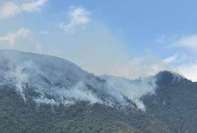 Las labores de los bomberos apagaron dos focos de llamas en el Parque Nacional Cajas. Uno sigue activo.&nbsp;