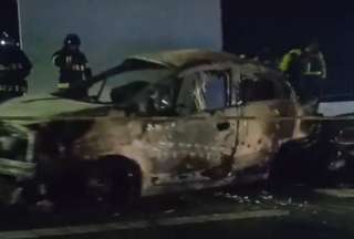 Veh&iacute;culo se incendi&oacute; en la Av. Sim&oacute;n Bol&iacute;var de Quito: dos personas fallecieron