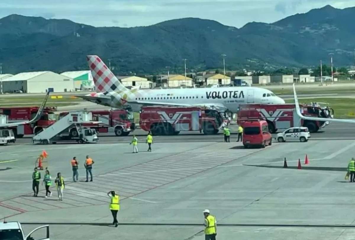 Un hombre fue succionado por el motor de un avión y falleció. 