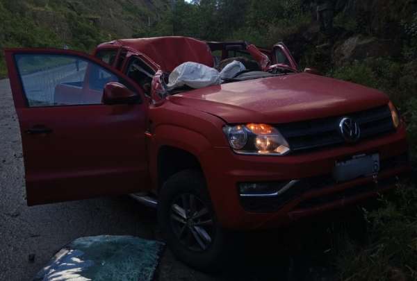 Veh&iacute;culo fue impactado por una roca en la v&iacute;a a Ba&ntilde;os