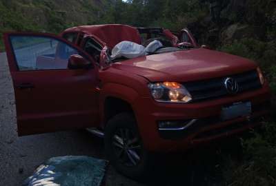 Veh&iacute;culo fue impactado por una roca en la v&iacute;a a Ba&ntilde;os