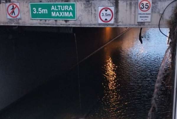 En Cuenca, varios sectores se quedaron sin agua debido a la ruptura de una gran tuber&iacute;a en la Av. 12 de Abril y de las Am&eacute;ricas.&nbsp;