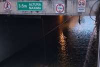 En Cuenca, varios sectores se quedaron sin agua debido a la ruptura de una gran tubería en la Av. 12 de Abril y de las Américas. 