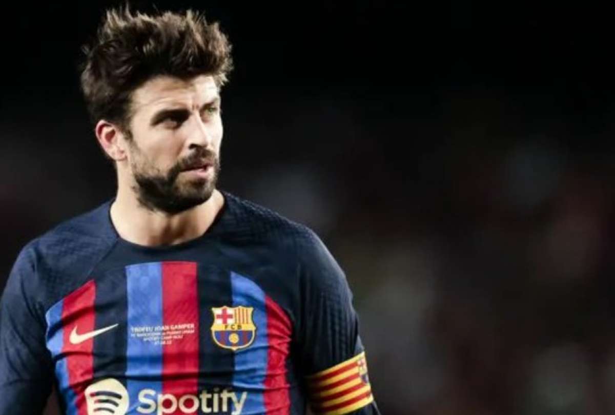 Piqu&eacute; tuvo que calentar mientras sonaba 'Te felicit&oacute;' de Shakira en el estadio del Mallorca