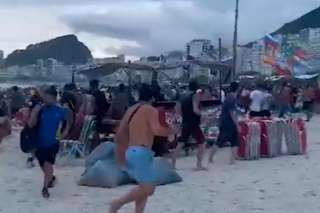 Barra del Fluminense agredi&oacute; a hinchas de Boca en la playa de Copacabana