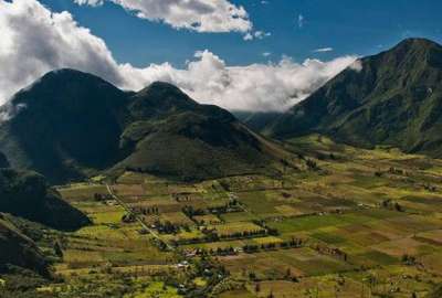 El volc&aacute;n Pululahua es el &uacute;nico volc&aacute;n del mundo con producci&oacute;n agr&iacute;cola en su caldera.