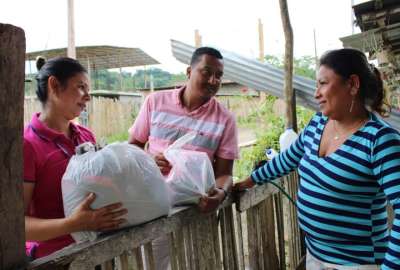 La Secretar&iacute;a de Gesti&oacute;n de Riesgo entrega kits de productos de primera necesidad a las personas afectadas por la &eacute;poca invernal.