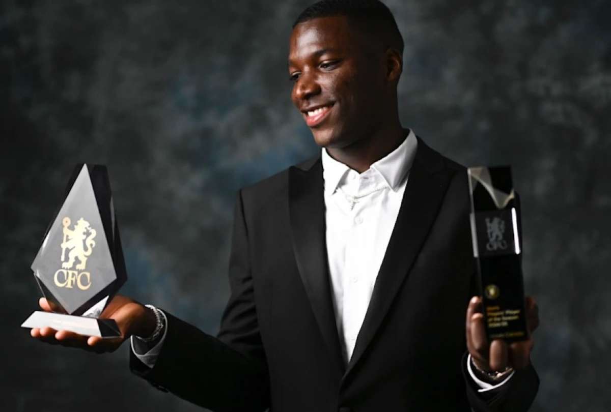 Moisés Caicedo fue reconocido por los hinchas y por sus compañeros