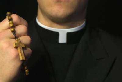 Seg&uacute;n la reconstrucci&oacute;n preliminar, uno de los sacerdotes dispar&oacute; contra uno de los polic&iacute;as de 25 a&ntilde;os a la altura del pecho.