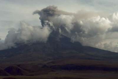 El Cotopaxi volvi&oacute; a emitir ceniza y gases