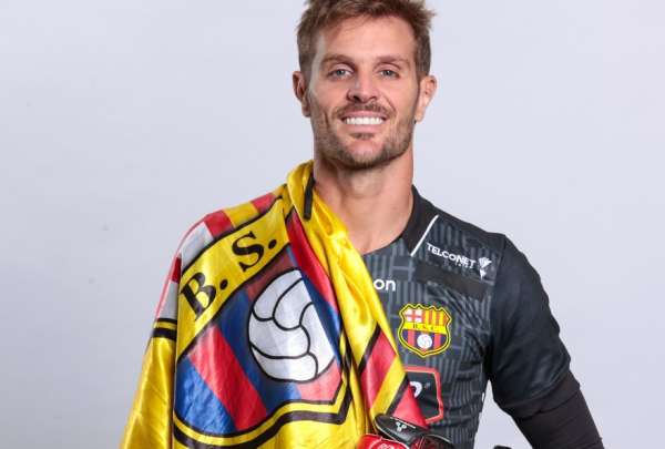 Barcelona est&aacute; suspendido por deuda con Javier Burrai