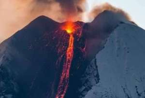 Actividad eruptiva del Sangay gener&oacute; una quebrada en el volc&aacute;n