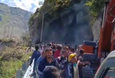 En India, un gran deslizamiento de tierra qued&oacute; grabado ante una multitud de personas curiosas. Los espectadores casi mueren aplastados por el deslave.