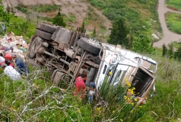 Un cami&oacute;n y un autom&oacute;vil cay&oacute; en una pendiente en Tungurahua