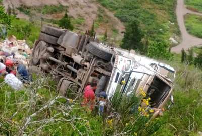 Un cami&oacute;n y un autom&oacute;vil cay&oacute; en una pendiente en Tungurahua