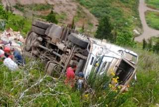 Tungurahua: Tres fallecidos tras la ca&iacute;da de un cami&oacute;n y un autom&oacute;vil por una pendiente