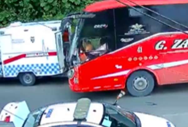 Un autob&uacute;s interprovincial atropell&oacute; a personas heridas y param&eacute;dicos, tras eludir las se&ntilde;ales de tr&aacute;nsito.
