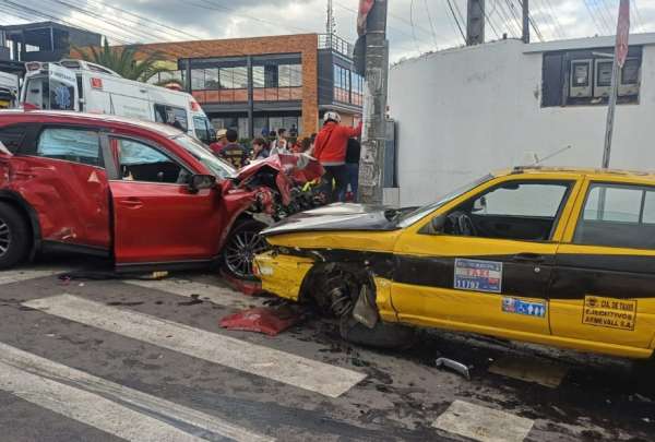 Tres autom&oacute;viles se vieron involucrados en una colisi&oacute;n al suroriente de Quito. 