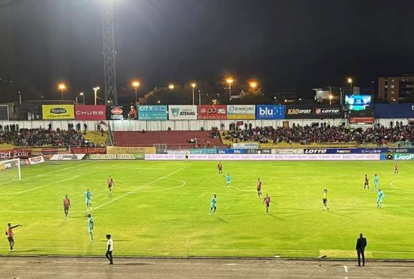Liga de Quito tendr&aacute; que pagar 4.800 d&oacute;lares de multa por el uso de bengalas