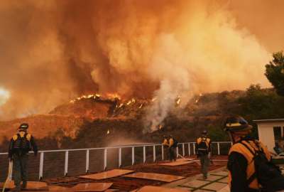 Los graves incendios en Los &Aacute;ngeles han destruido m&aacute;s de 15.000 hect&aacute;reas y han dejado al menos 25 muertos.
