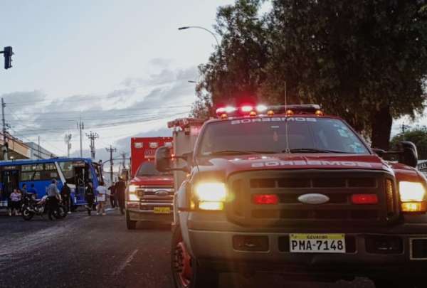 Un cami&oacute;n del Cuerpo de Bomberos de Quito estuvo involucrado en el atropellamiento de un adulto mayor.
