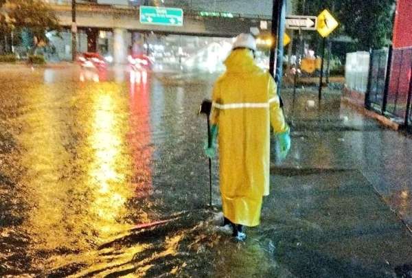 Un intenso aguacero cay&oacute; aproximadamente 13 horas entre la noche del 1 y la madrugada del 2 de abril de 2025 en Guayaquil.
