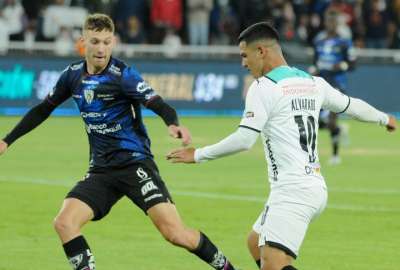 Hincha de Liga de Quito cay&oacute; desde la malla del Estadio Rodrigo Paz Delgago