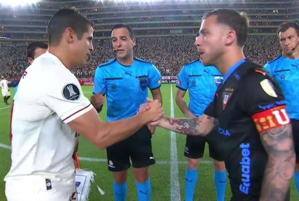 El Universitario de Deportes le dio la vuelta al partido y venci&oacute; a Liga de Quito.
