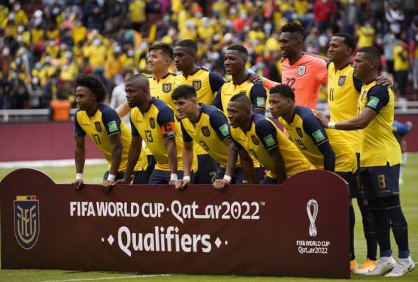 &Eacute;nner Valencia (13) celebra su primera conquista de las dos que anot&oacute; ante Bolivia
