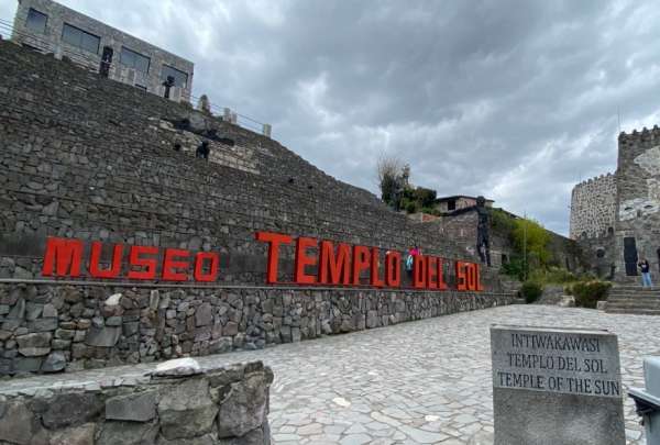 El noroccidente de Quito guarda lugares que cautivan a visitantes nacionales y extranjeros. Se trata de El Templo del Sol y de la Luna, la parroquia de Calacal&iacute; y Casa Agave. Templo del Sol y Templo de la Luna