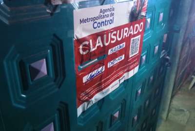 Autoridades hallaron a m&aacute;s de 100 personas en el lugar, entre ellas menores de edad y ciudadanos sin documentos.