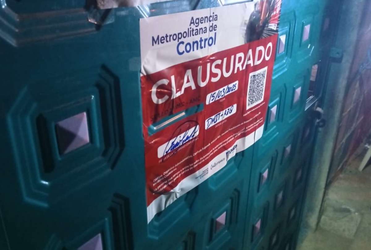 Autoridades hallaron a más de 100 personas en el lugar, entre ellas menores de edad y ciudadanos sin documentos.
