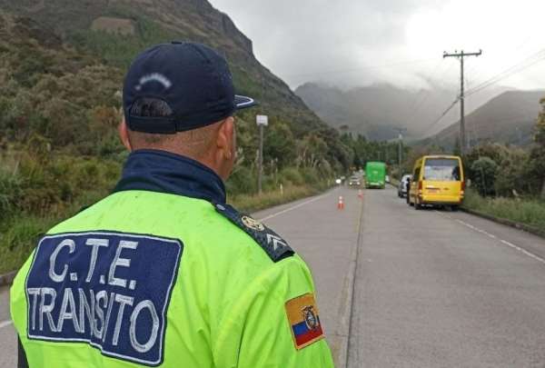 El director de la Comisi&oacute;n de Tr&aacute;nsito de Azuay, Hugo G&oacute;mez, se&ntilde;al&oacute; que los conductores deben exigir el uso de bodycams en los operativos de tr&aacute;nsito.