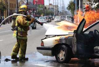 Quito: Dos veh&iacute;culos se incendiaron en Carapungo