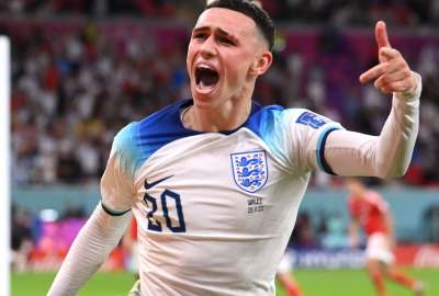 Phil Foden festeja el segundo gol ingl&eacute;s en la victoria sobre Gales. 