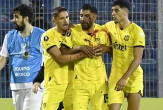 Libertadores: Maxi Olivera, jugador de Pe&ntilde;arol, fue agredido con una piedra