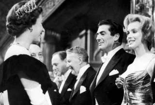 Sale a la luz un video del d&iacute;a en que Marilyn Monroe conoci&oacute; a la reina Isabel II