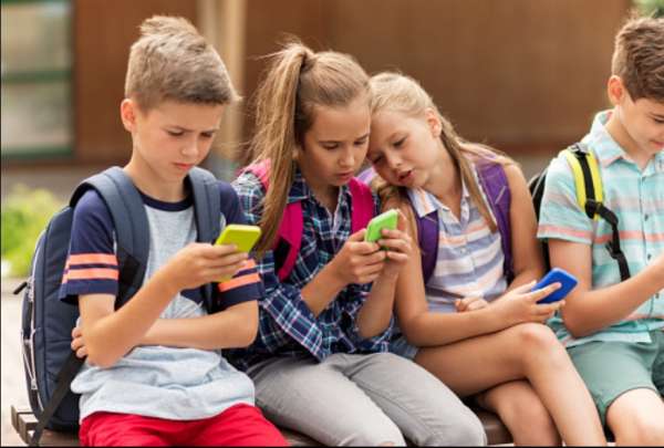  Giuseppe Valditara, ministro de Educaci&oacute;n de Italia, se&ntilde;al&oacute; que los celulares "representan una grave falta de respeto para el docente"