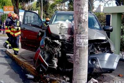Un auto se impact&oacute; contra un poste en Quito