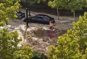 En poco menos de una hora, la fuerte tromba descargó más de 54 litros de agua por metro.