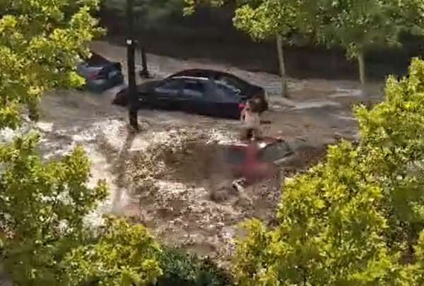 En poco menos de una hora, la fuerte tromba descarg&oacute; m&aacute;s de 54 litros de agua por metro.