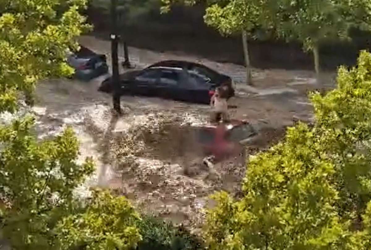En poco menos de una hora, la fuerte tromba descargó más de 54 litros de agua por metro.